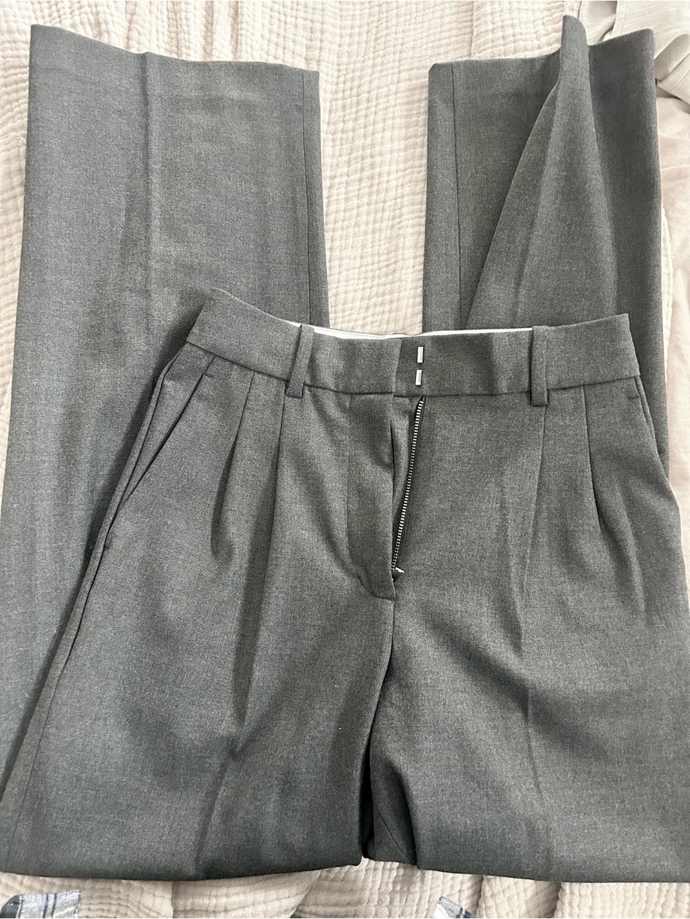 Aritzia Effortless Gray Dress Pants - Classic Pleated Trousers women’s size 4